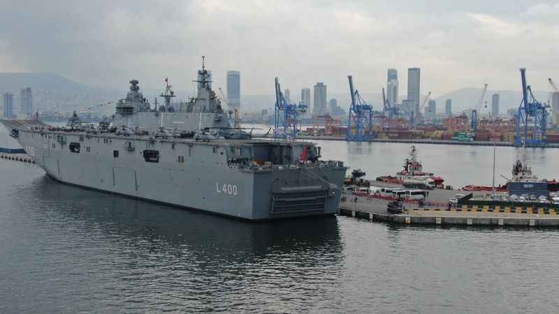 TCG Anadolu İzmir'de ziyaretçi akınına uğruyor